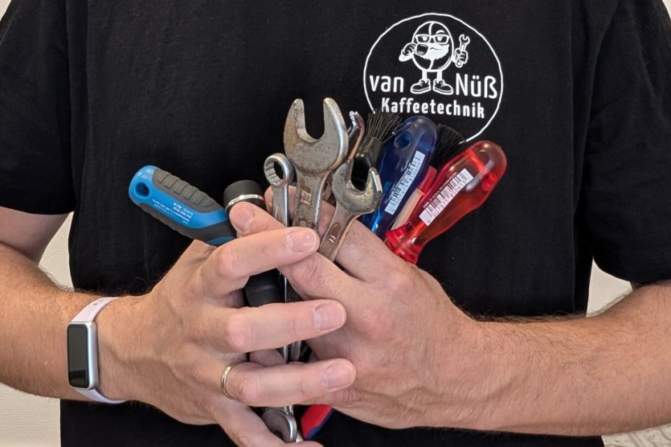 Marc van Nüß mit Werkzeugen für die Kaffeemaschinen-Reparatur