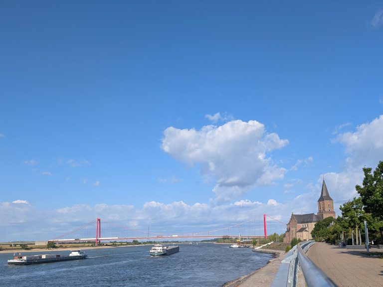 Blick über den Rhein auf die Emmericher Rheinbrücke